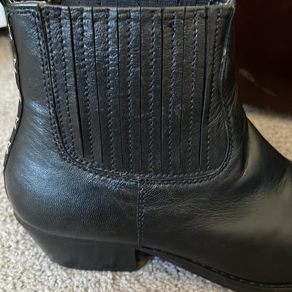 Steve Madden chandler ankle boot. Like new , Leather boot. Size 6. Black - Picture 3 of 5